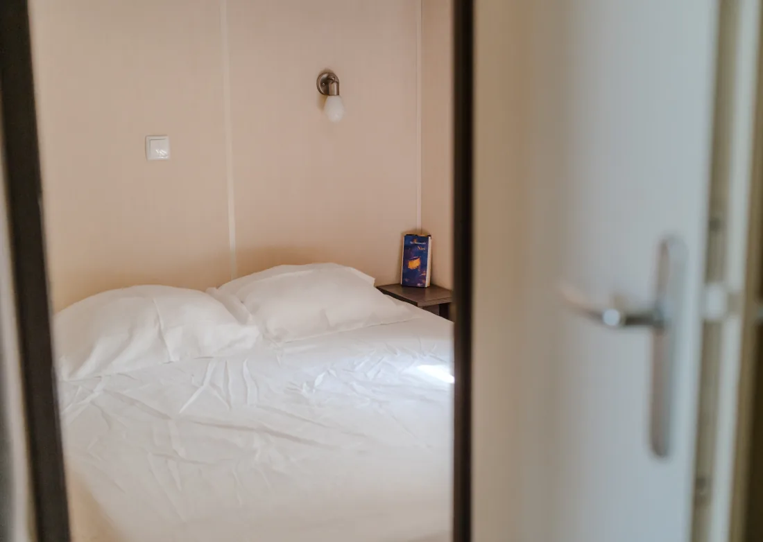 Chambre double d'un mobil-home cottage