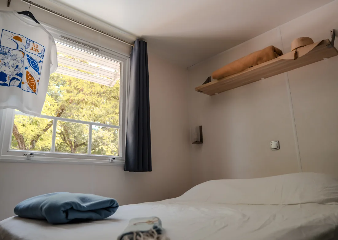 Chambre double d'un mobil-home Family