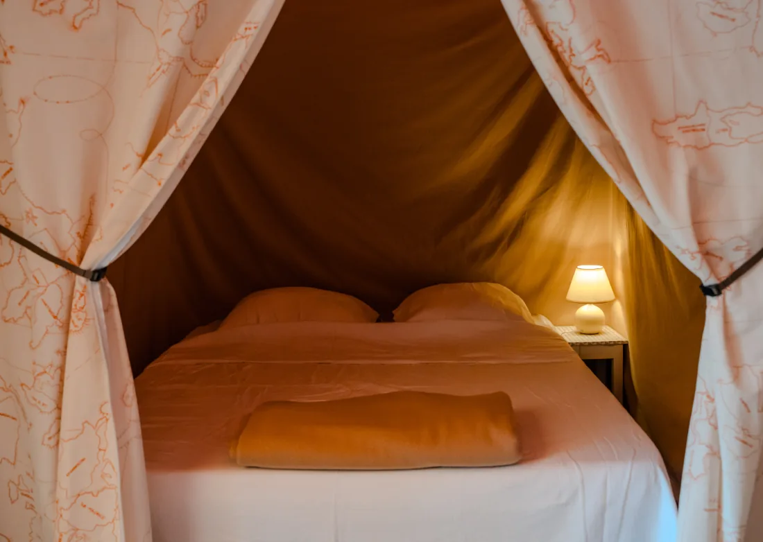 Chambre double d'une tente lodge nomade