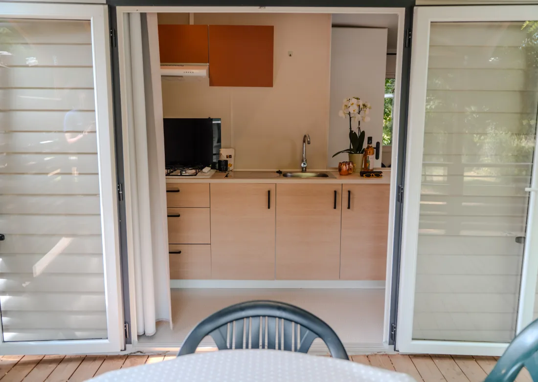 Cuisine ouverte sur la terrasse d'un mobil-home Family