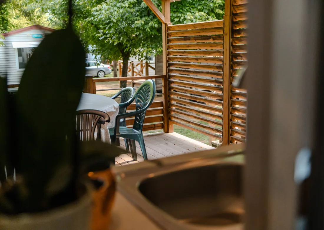 Cuisine ouverte sur la terrasse d'un mobil-home Premium