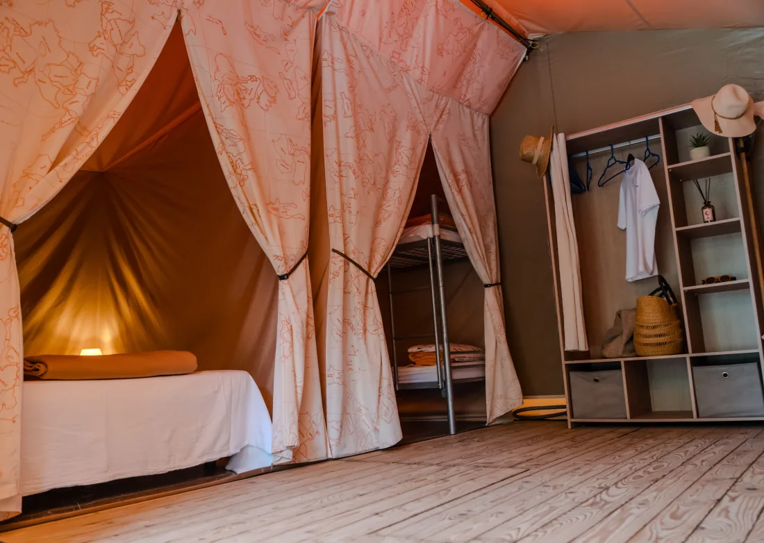 Intérieur d'une tente lodge nomade au Camping du Pont
