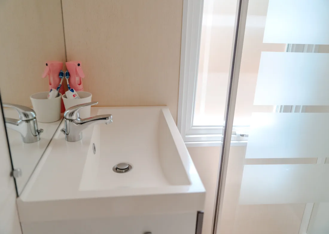 Salle de bain d'un mobil-home cottage