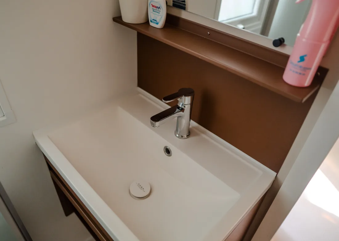 Salle de bain d'un mobil-home Premium