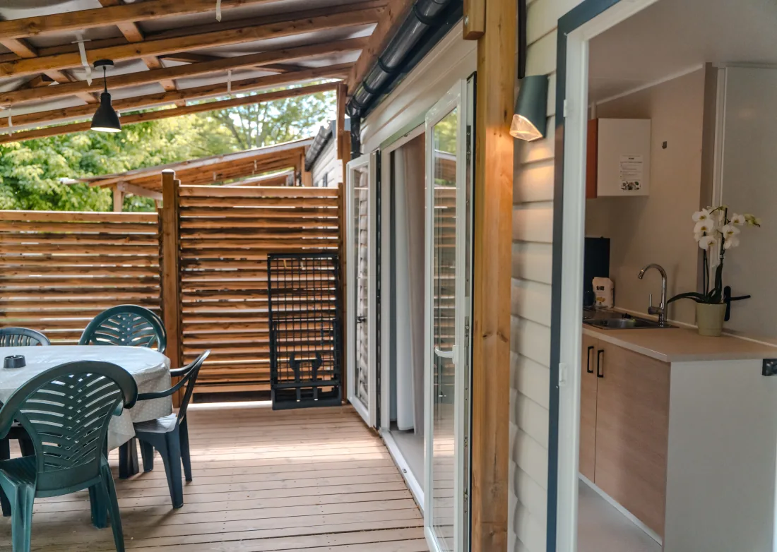 Terrasse d'un mobil-home Premium en Ardèche