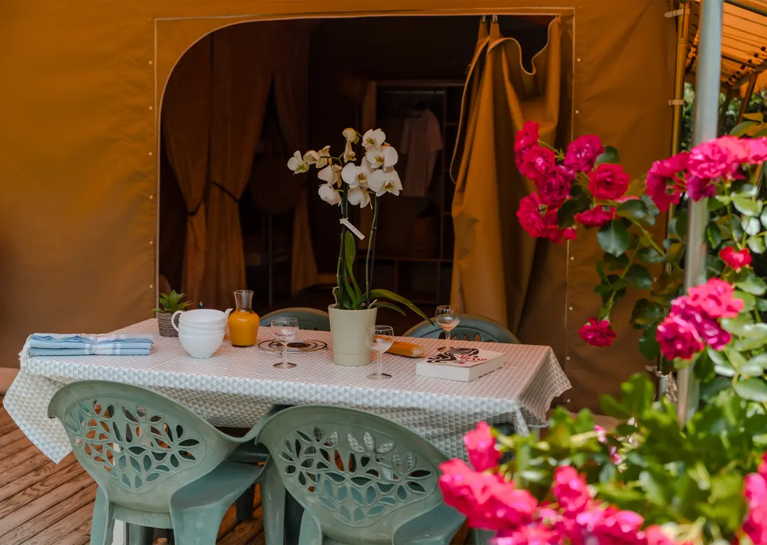 Terrasse d'une tente lodge nomade