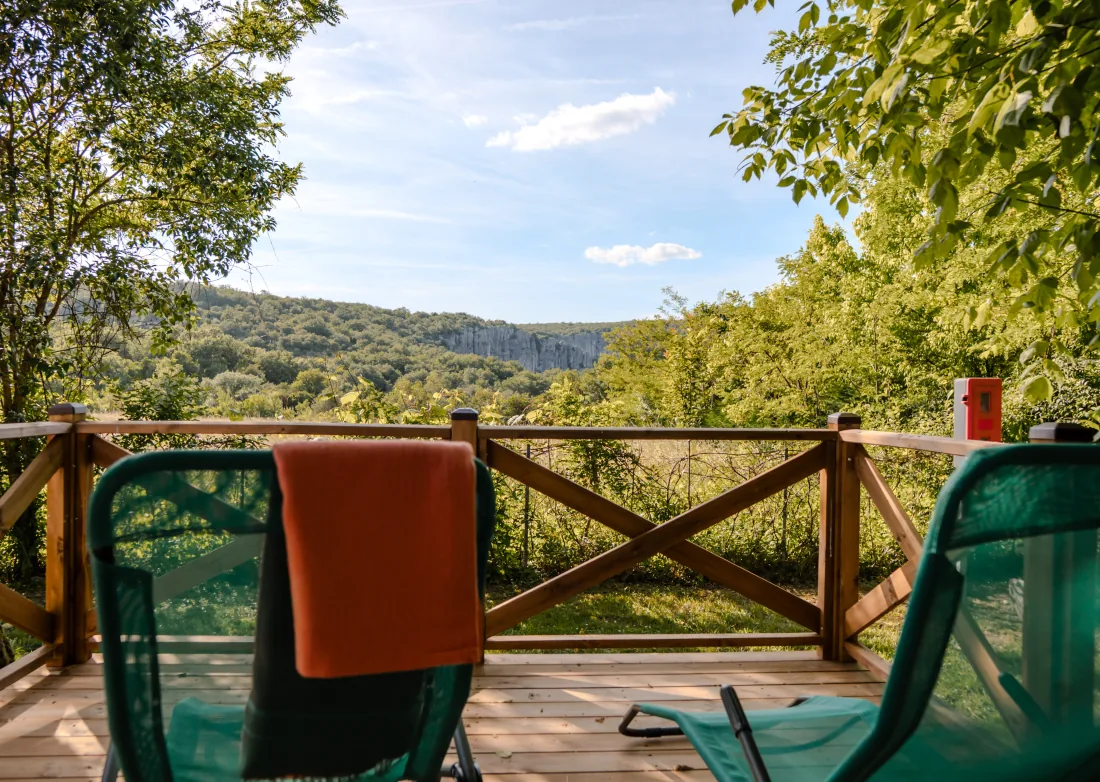 Terrasse d'un cottage avec vue sur le Cirque de Gens à Ruoms